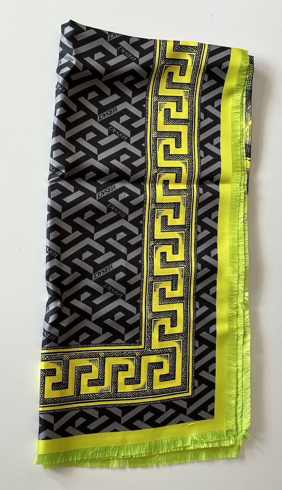 Новый шарф Versace из шелкового твила с логотипом «греческий ключ» размером 35,5 x 35,5 дюйма IT 1001600 за 875 долларов США.
