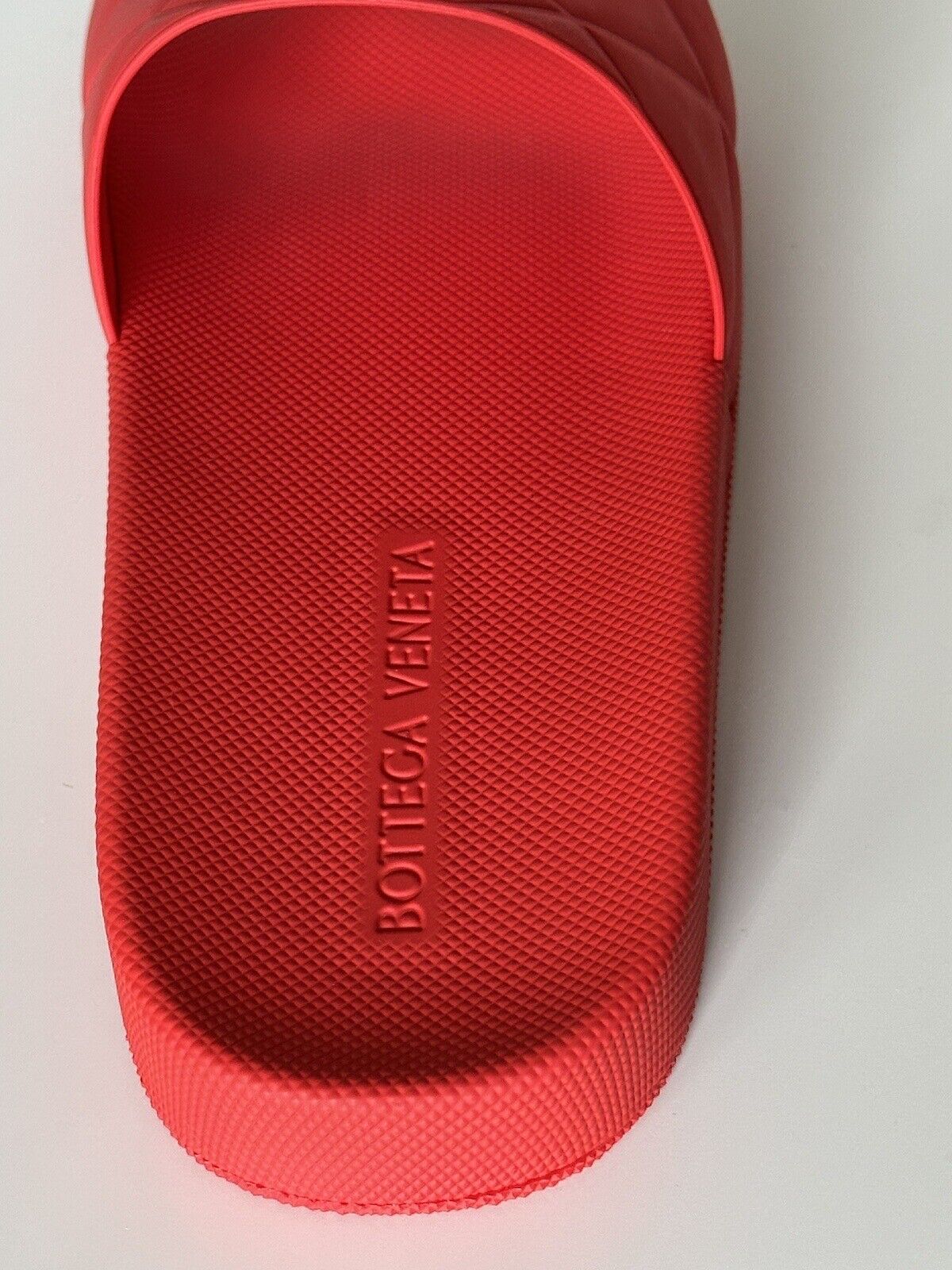 Резиновые сандалии Bottega Veneta Slider с узором Tomato 12, США (45) 640050, NIB 390 долларов США