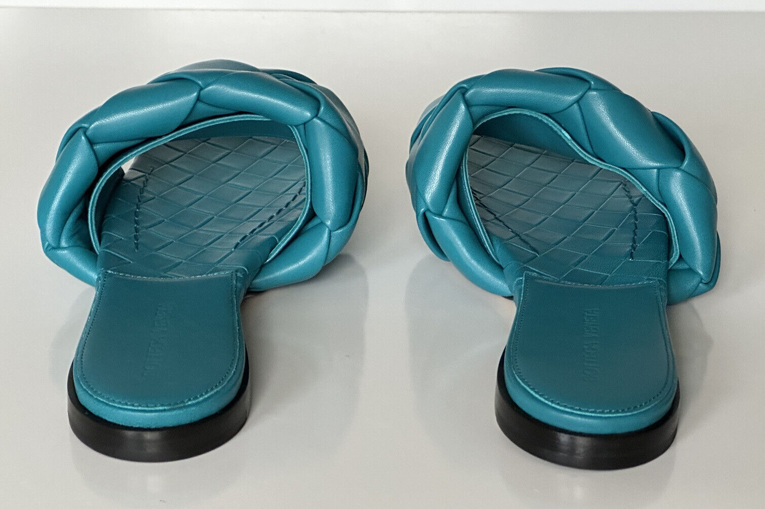 NWT $1350 Bottega Veneta Petroleum Синие сандалии на плоской подошве, обувь 7,5, США 608853 