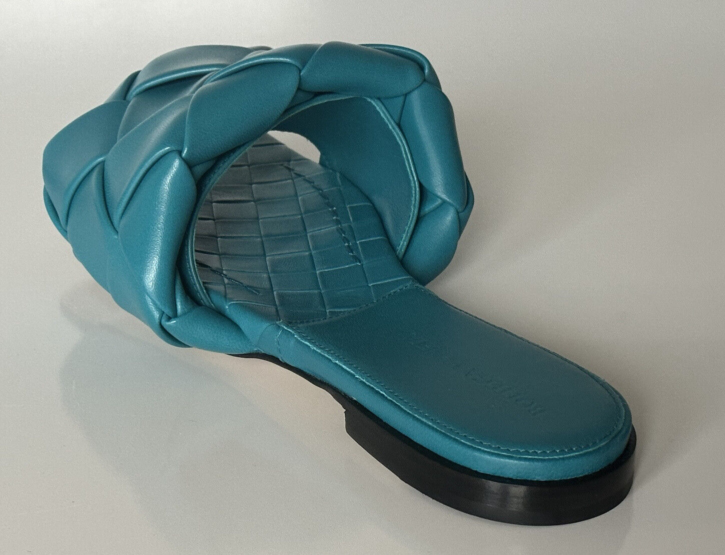 NWT $ 1350 Bottega Veneta Petroleum Blue Flache Sandalen Schuhe 7,5 US 608853 