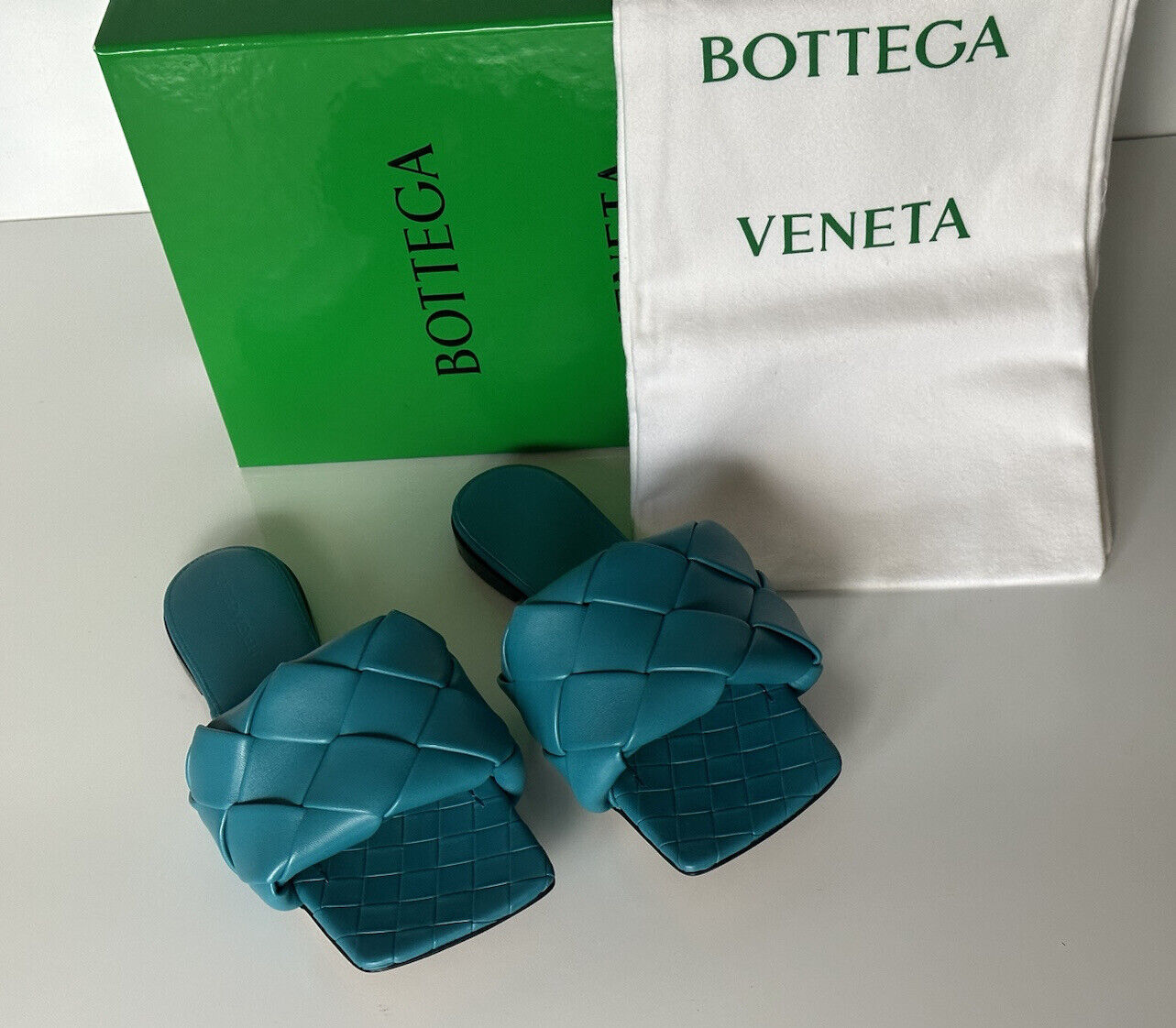 NWT $ 1350 Bottega Veneta Petroleum Blue Flache Sandalen Schuhe 7,5 US 608853 