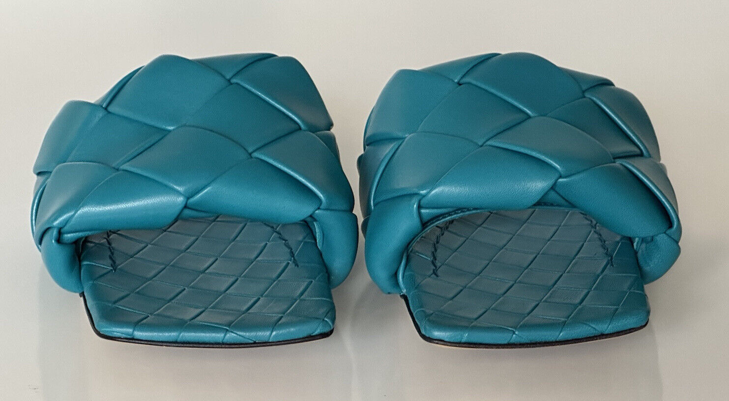 NWT $ 1350 Bottega Veneta Petroleum Blue Flache Sandalen Schuhe 8 US 608853 
