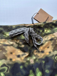 Мужские шорты для плавания Burberry Breton с камуфляжным принтом темно-зеленого папоротника, размер 2XL, 480 долларов США, 2XL 8042583 