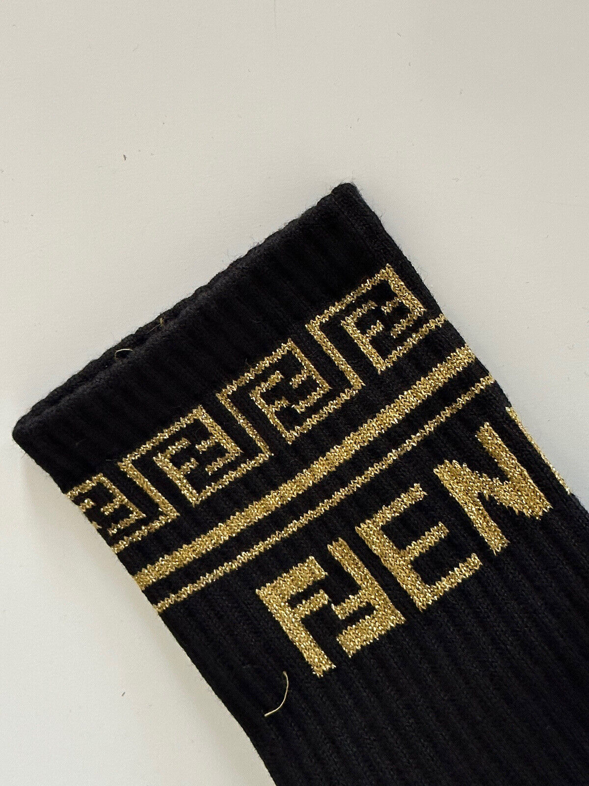 Вязаные носки Fendi FF среднего размера, черные, средние, 195 долларов США, сделано в Италии FXZ443