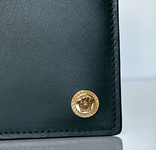 Зеленый кошелек из телячьей кожи Versace со встроенными акцентами Medusa, NWT, 425 долларов США, сделано в Италии 