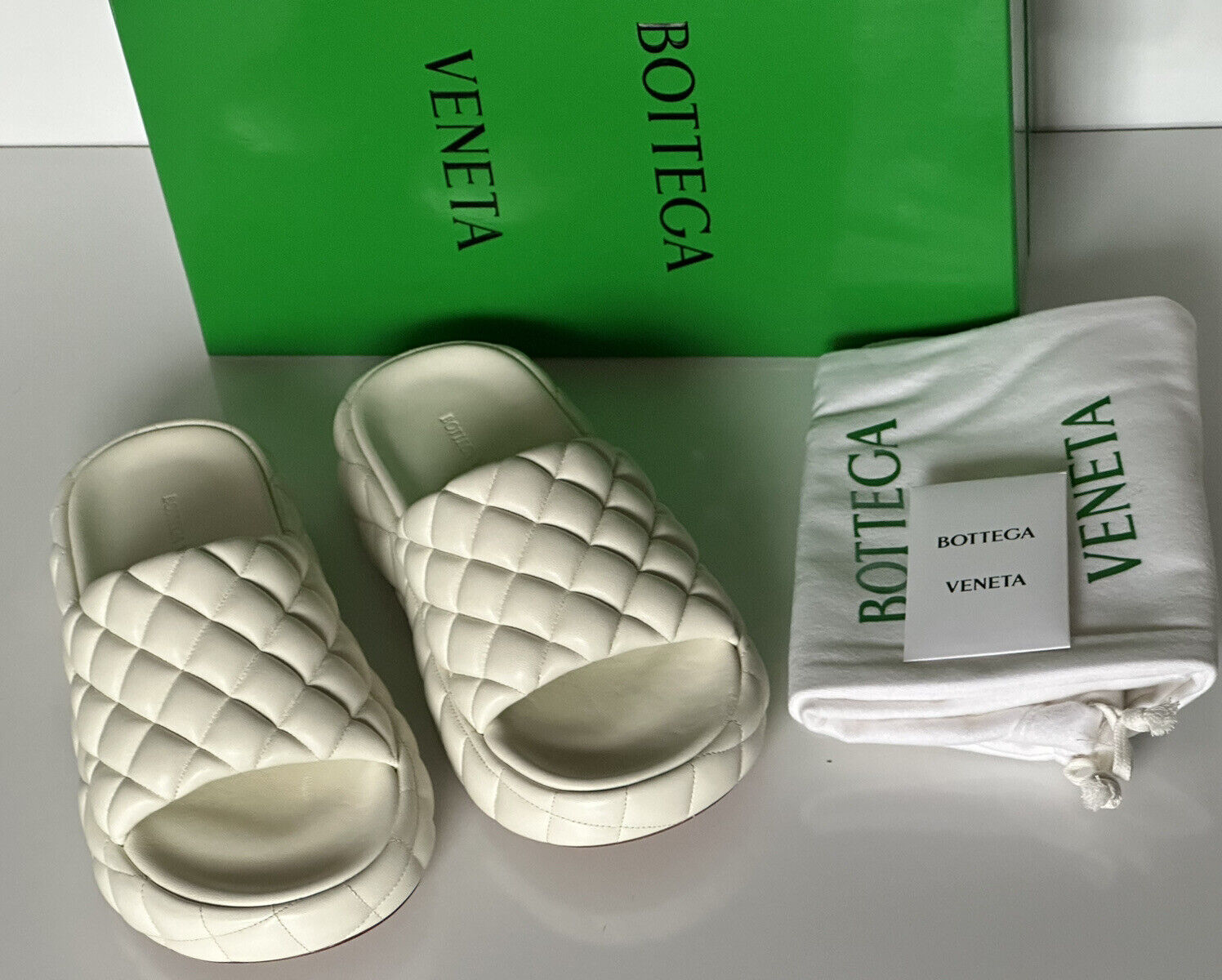 NIB $ 1450 Bottega Veneta Weiße gepolsterte Sandalen aus gestepptem Leder 9 US 708885 IT 