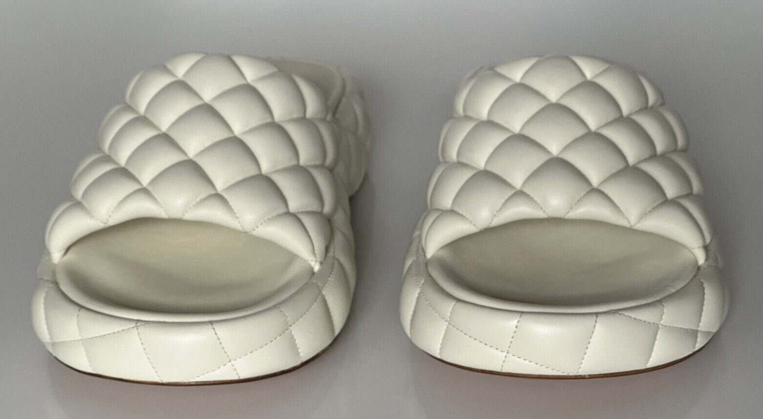 NIB Белые кожаные стеганые сандалии Bottega Veneta 1450 долларов США 9 США 708885 IT 