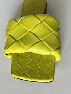 NWT 1350 долларов США Bottega Veneta Желтые лимонные сандалии на плоской подошве 7,5 США (37,5 ЕС) 608853 