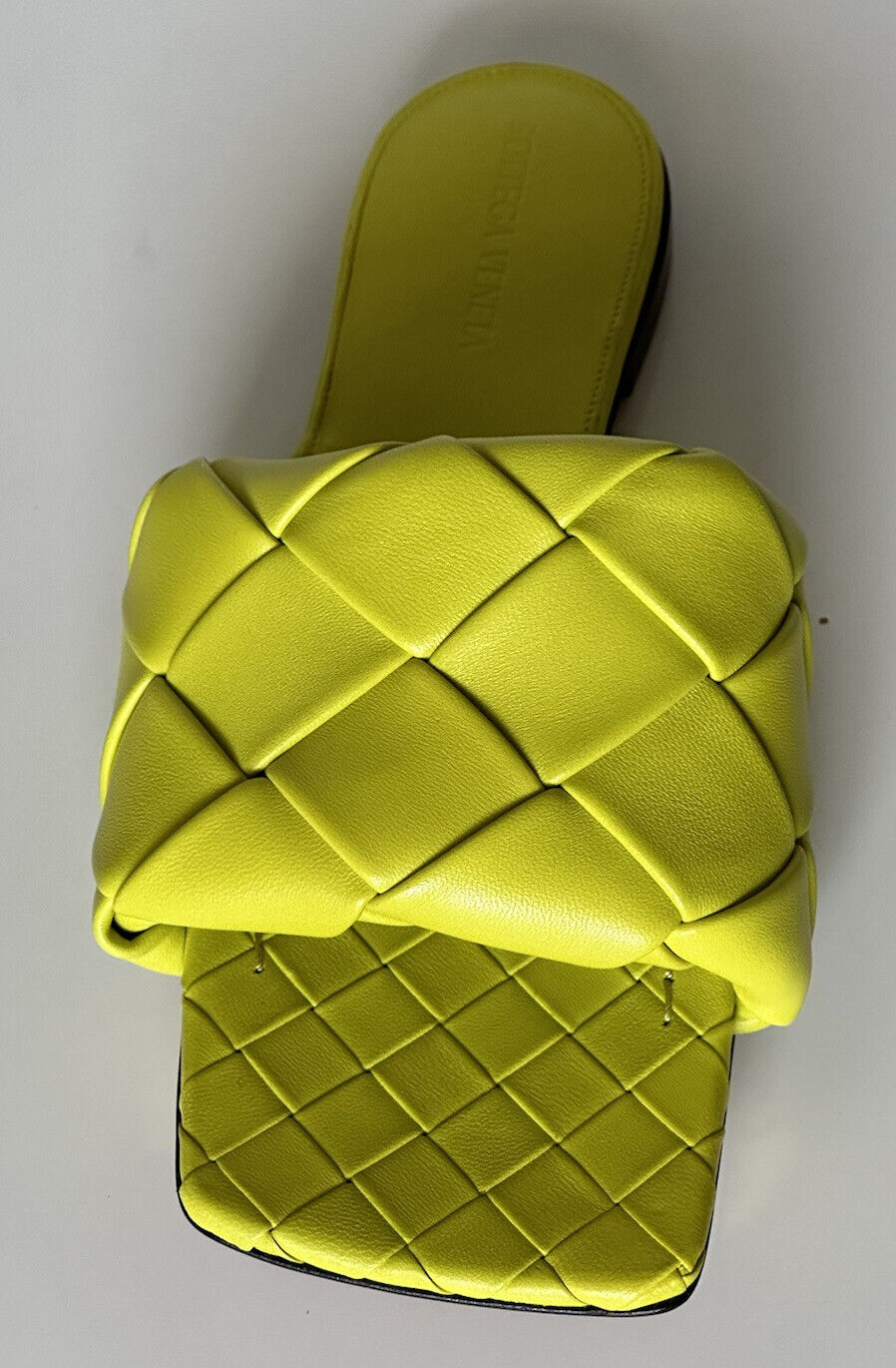 NWT 1350 долларов США Bottega Veneta Желтые лимонные сандалии на плоской подошве 7,5 США (37,5 ЕС) 608853 