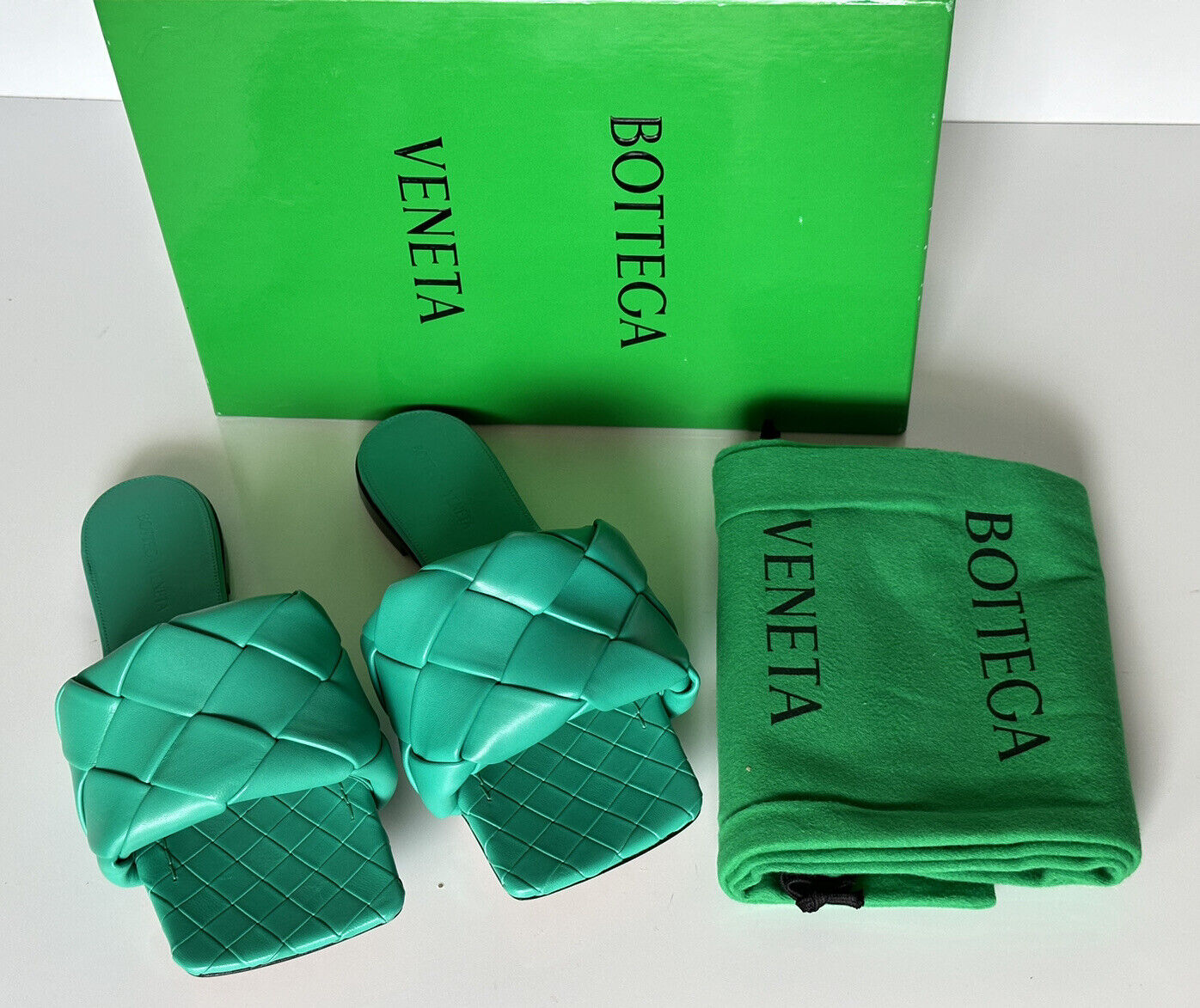 NWT 1350 долларов США Bottega Veneta Green Loden Сандалии на плоской подошве Обувь 7,5 США (37,5 ЕС) 608853 