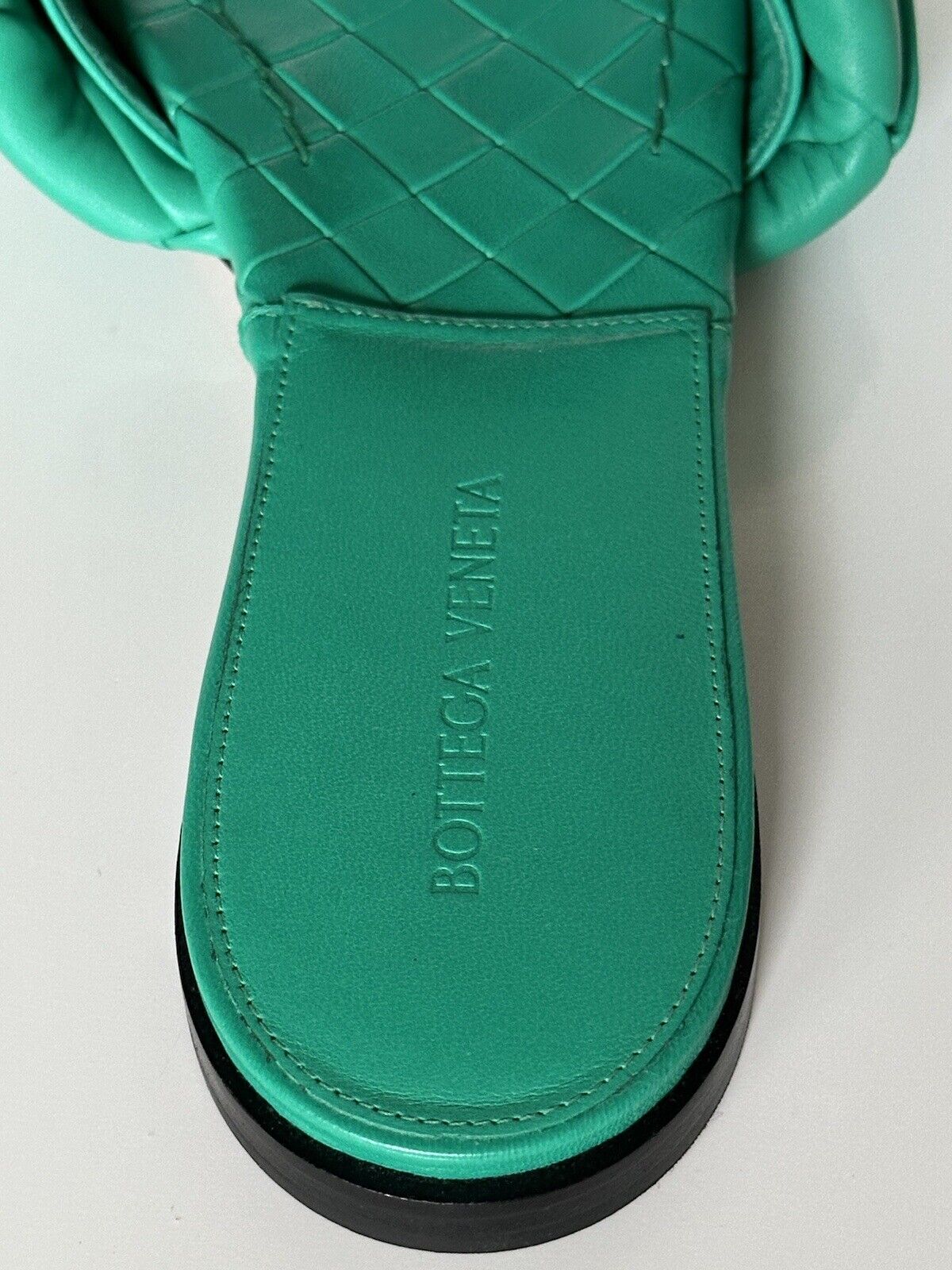 NWT $ 1350 Bottega Veneta Grüne Loden Flache Sandalen Schuhe 7,5 US (37,5 Eu) 608853 