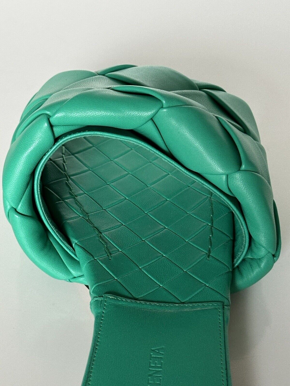 NWT 1350 долларов США Bottega Veneta Green Loden Сандалии на плоской подошве Обувь 7,5 США (37,5 ЕС) 608853 