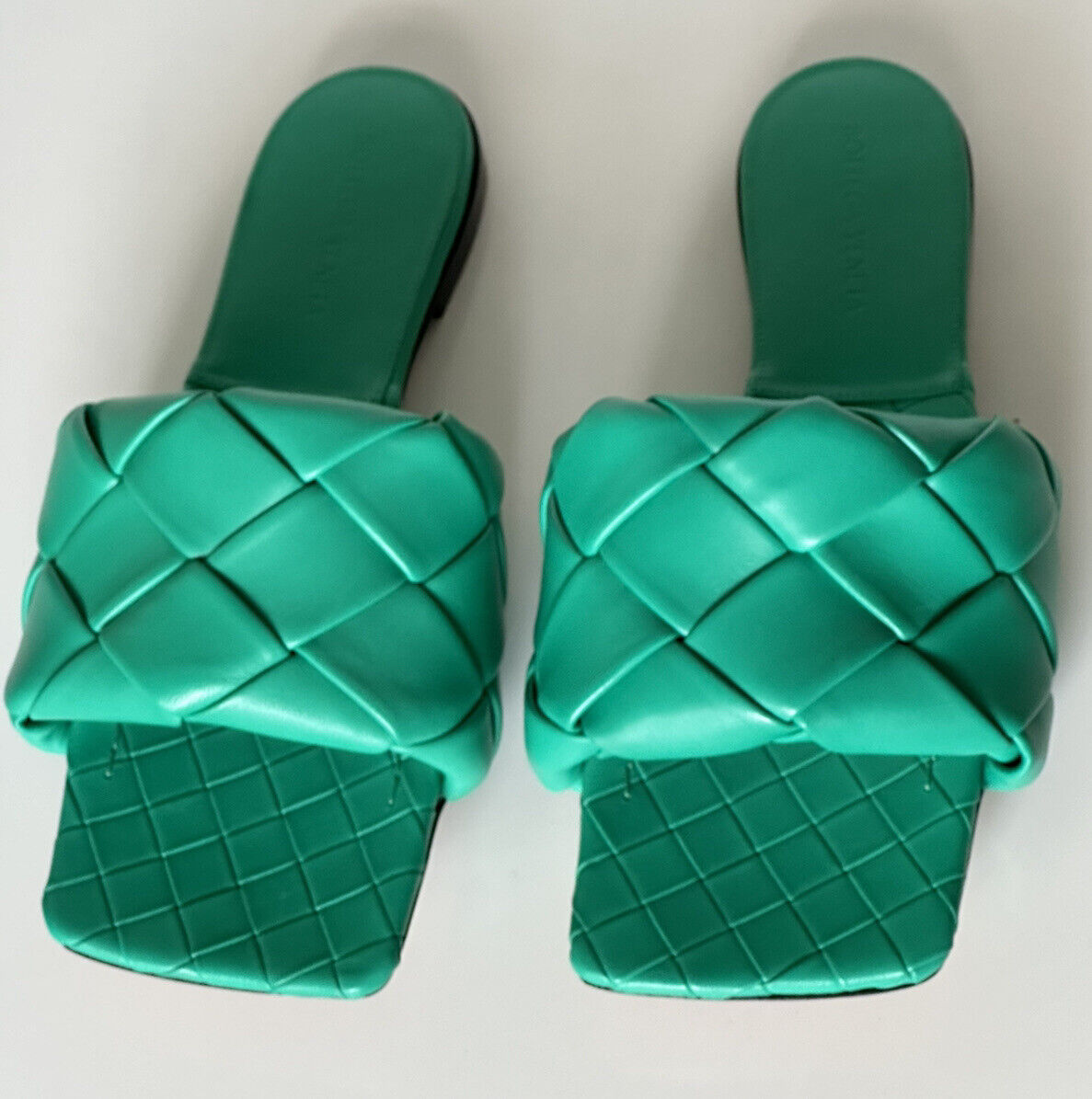 NWT $ 1350 Bottega Veneta Green Loden Flat Sandalen Schuhe 8 US (38 Euro) 608853 