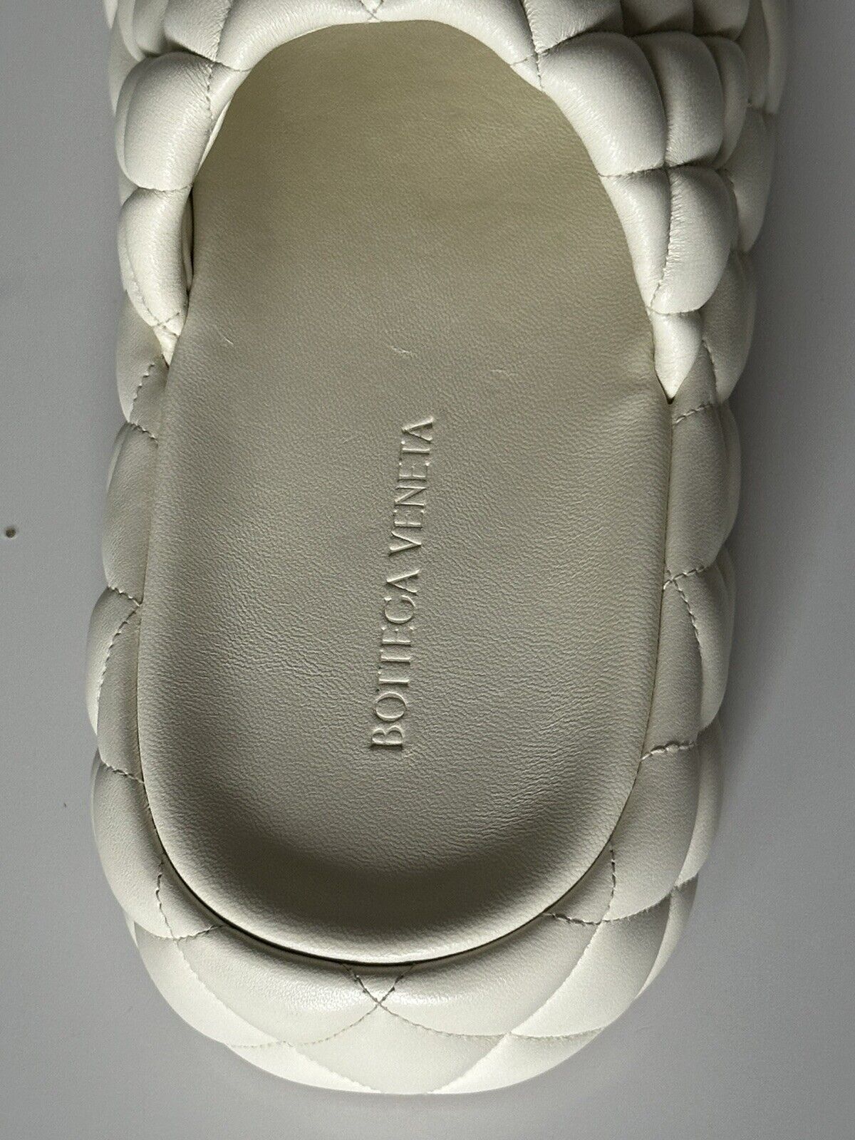 NIB $ 1450 Bottega Veneta Weiße gepolsterte Sandalen aus gestepptem Leder 10 US 708885 IT