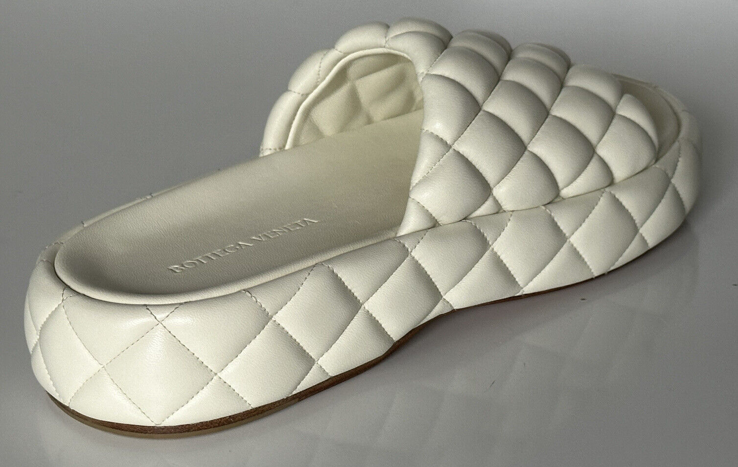 NIB $ 1450 Bottega Veneta Weiße gepolsterte Sandalen aus gestepptem Leder 11 US 708885 IT