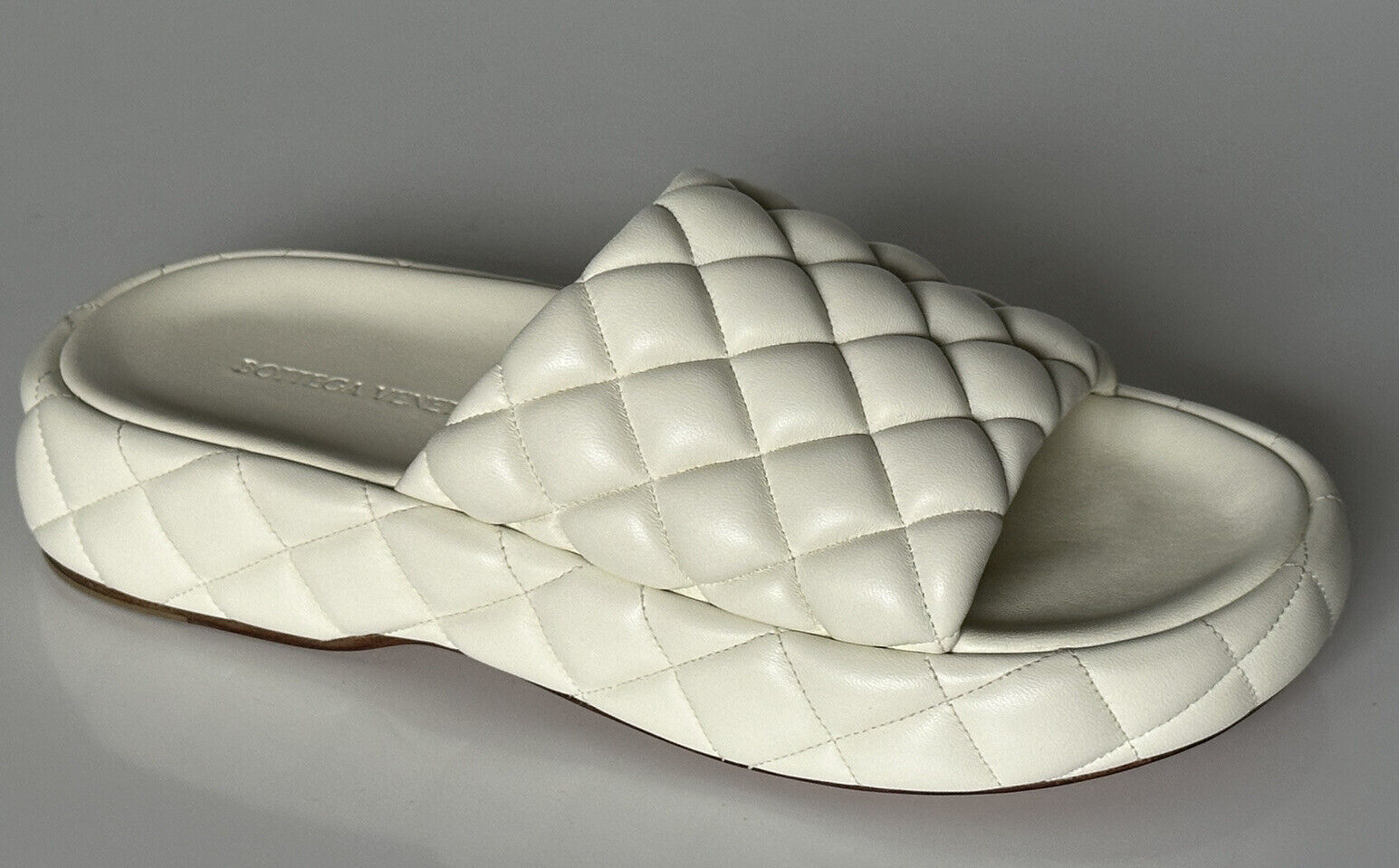 NIB $ 1450 Bottega Veneta Weiße gepolsterte Sandalen aus gestepptem Leder 7 US 708885 IT