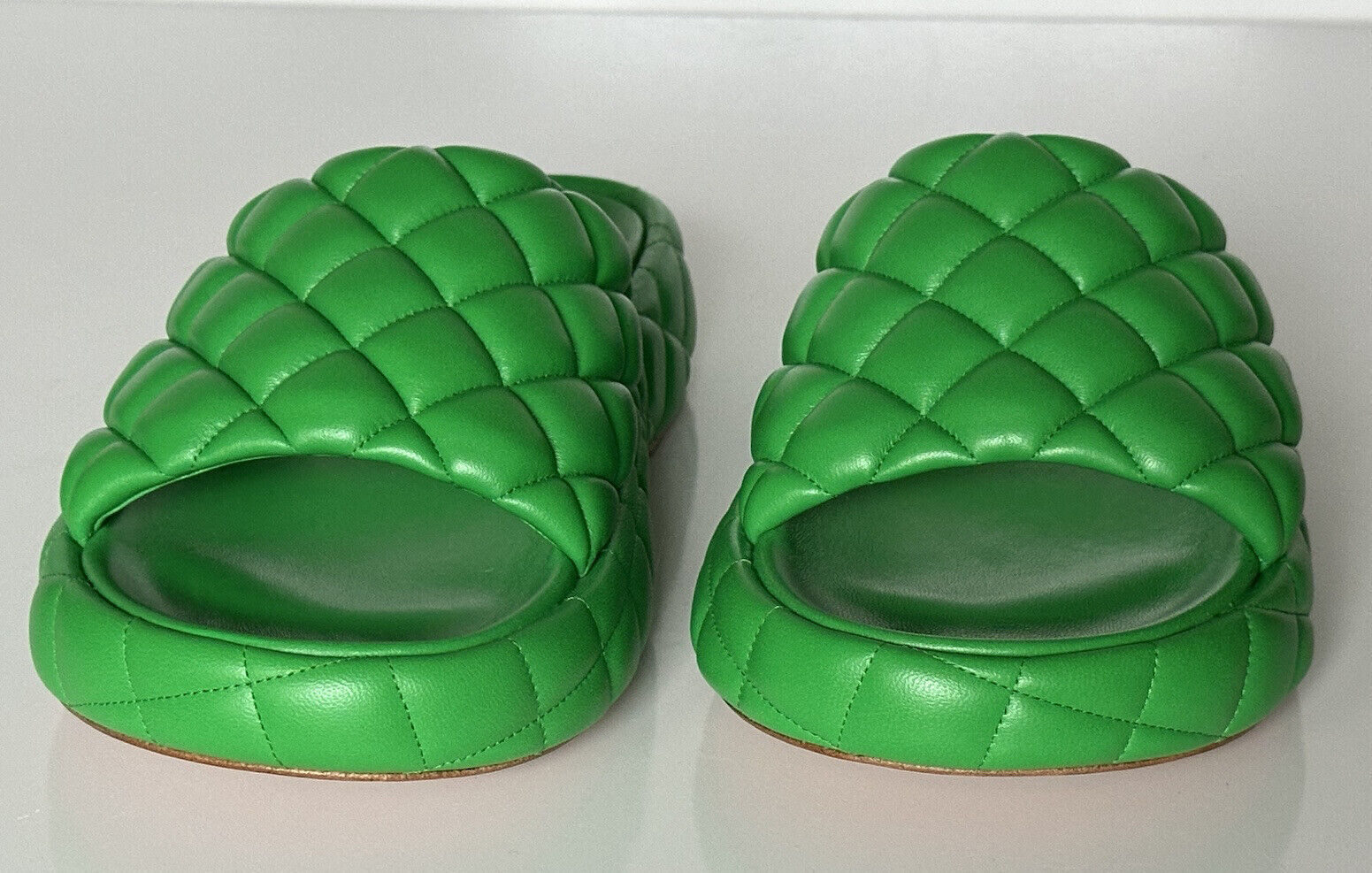 NIB $ 1450 Bottega Veneta Grüne gepolsterte Sandalen aus gestepptem Leder 9 US 708885 3708