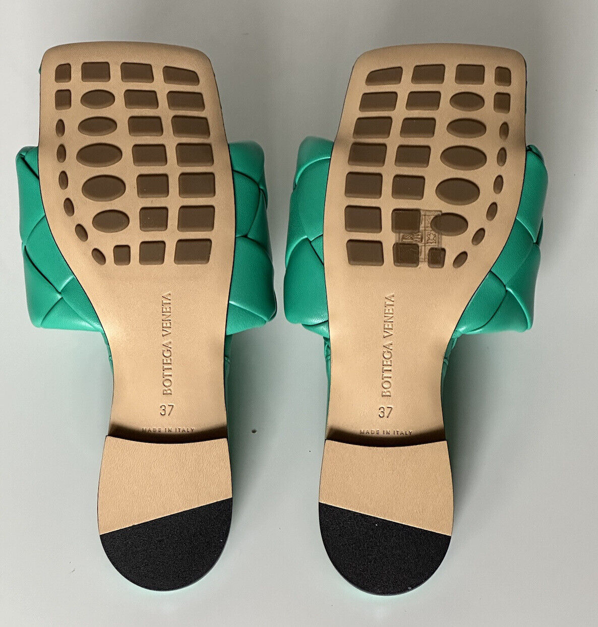 NWT $ 1350 Bottega Veneta Green Loden Flat Sandalen Schuhe 7 US (37 Euro) 608853