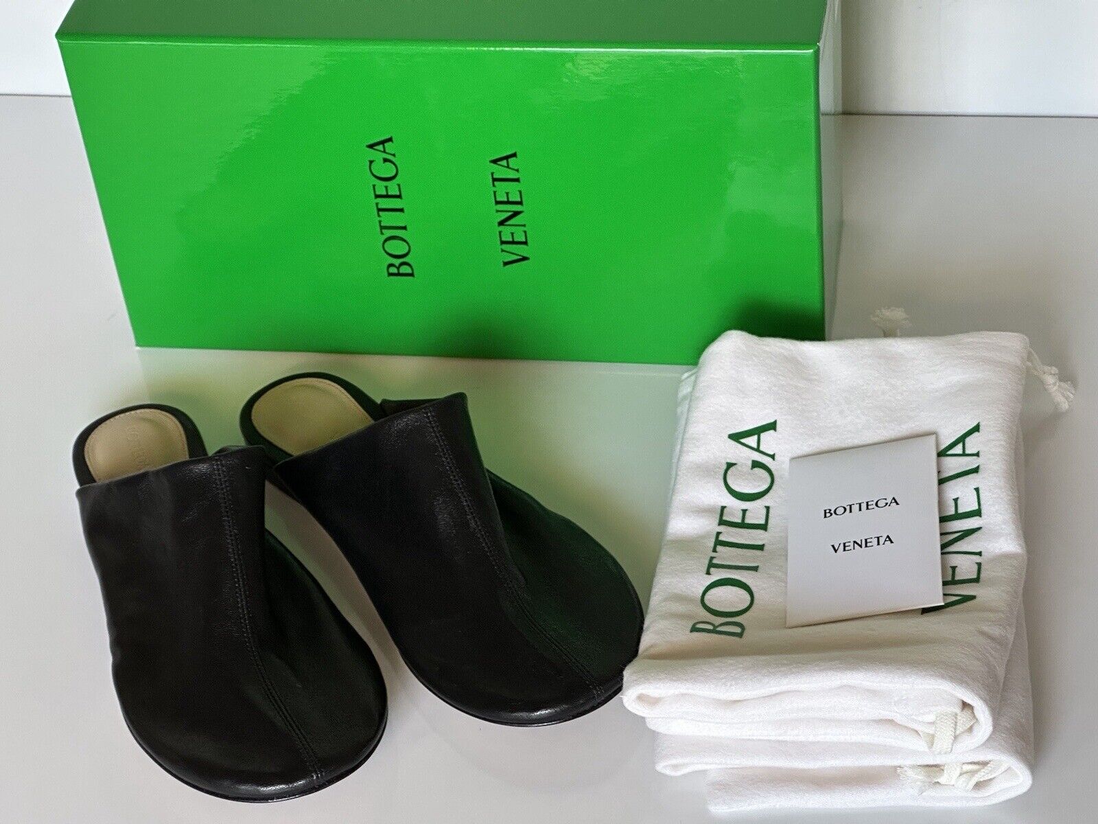 NIB 759 $ Bottega Veneta Slipper-Sandalen aus schwarzem Napa-Leder 7 US (37 Euro) 667185