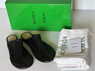 Черные сандалии-тапочки из кожи напа Bottega Veneta 759 долларов США (39 евро) 667185