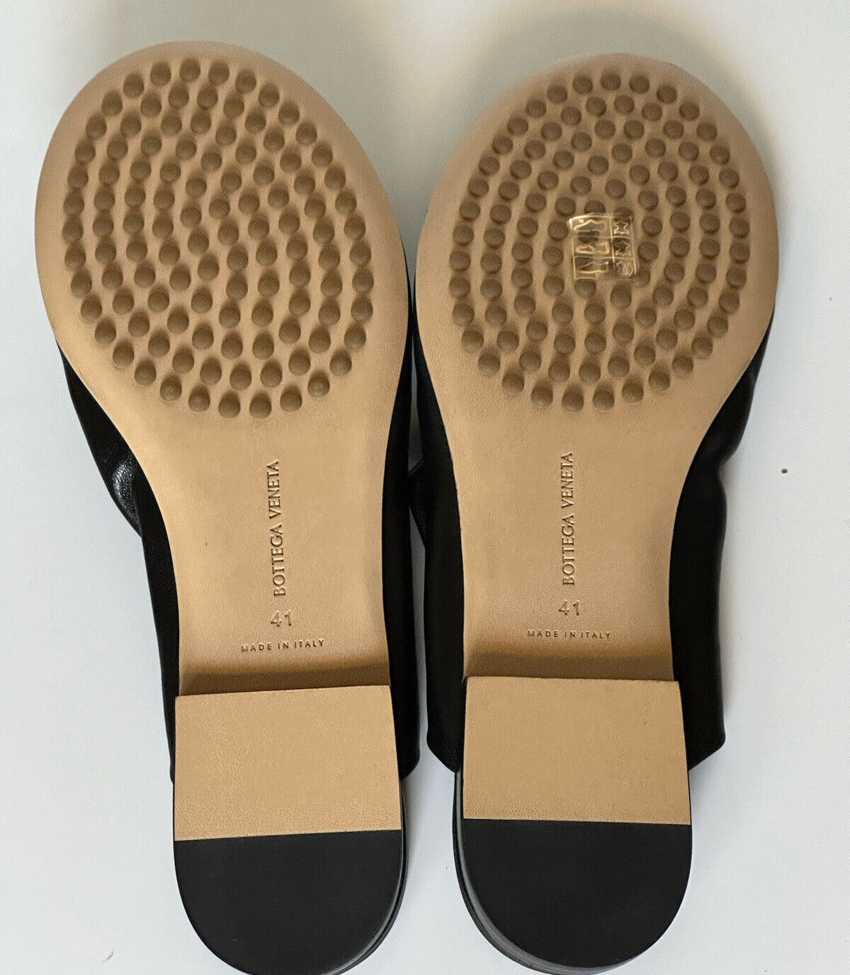 Черные сандалии-тапочки из кожи напа Bottega Veneta 759 долларов США 11 США (41 ЕС) 667185