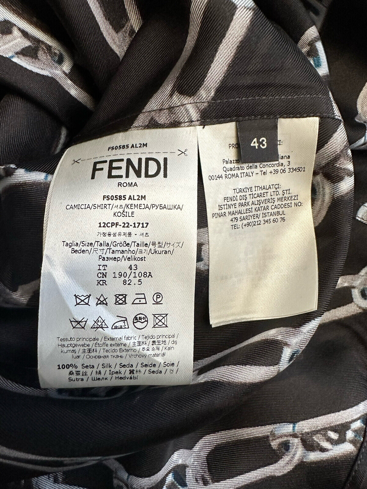 Neu mit Etikett: 1.390 $ Fendi Langarm-Seidenhemd mit Kettendruck Zinn 43 FS0585 IT