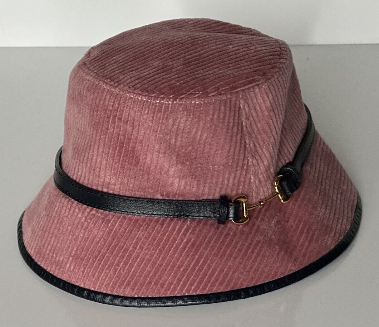 Neu mit Etikett: 430 $ Gucci Fischerhut aus rosa Samtcord für Damen L (58 cm) 679425 Italien 