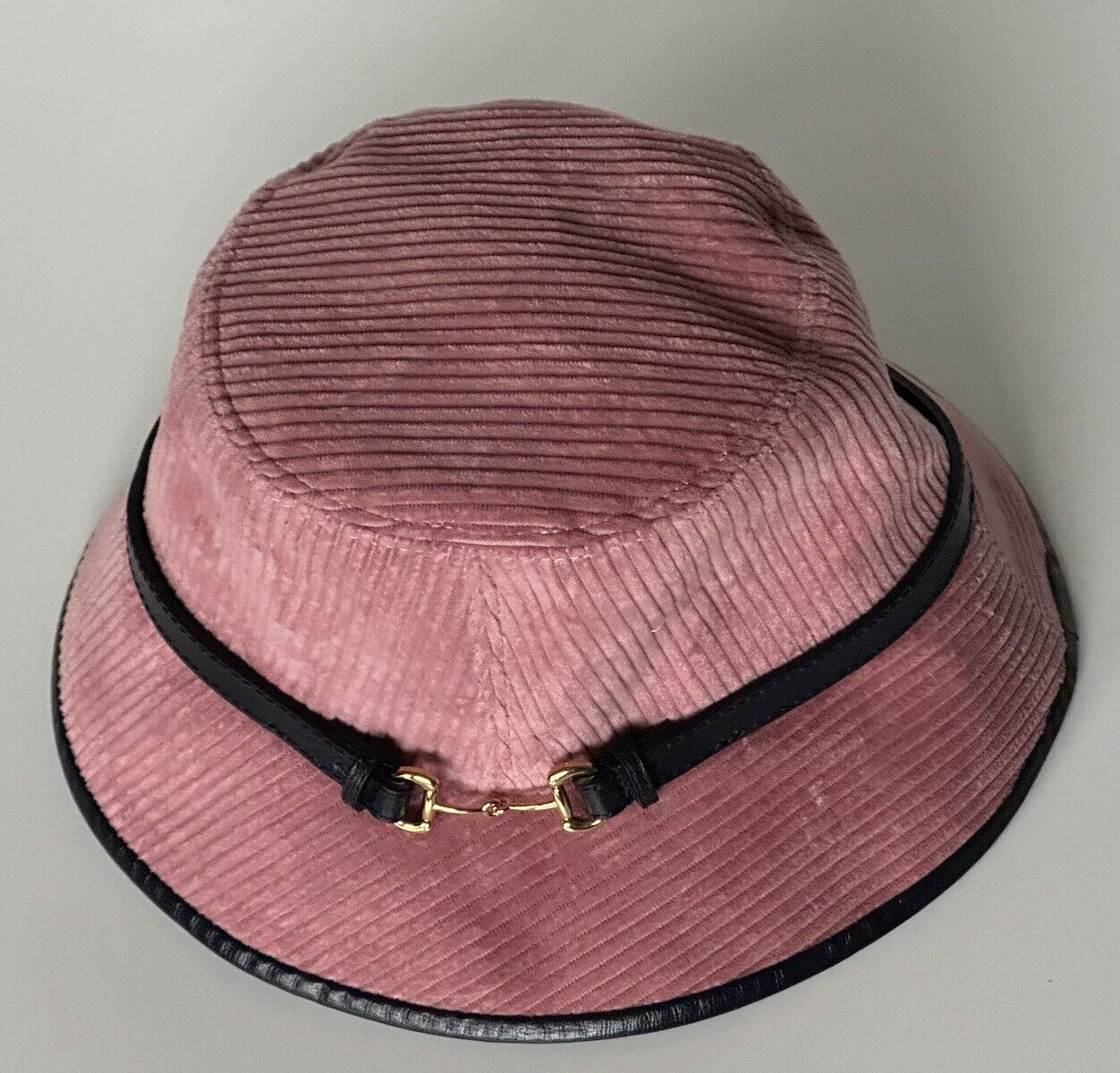 Neu mit Etikett: 430 $ Gucci Fischerhut aus rosa Samtcord für Damen L (58 cm) 679425 Italien 