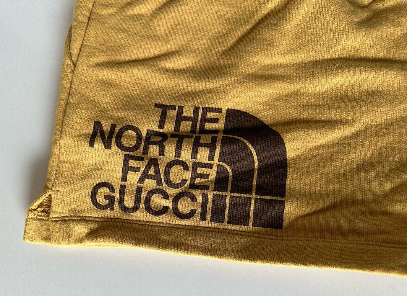 Neu mit Etikett: 620 $ The North Face x Gucci Web Print Herrenshorts, Senfgelb, Größe L, IT 651726