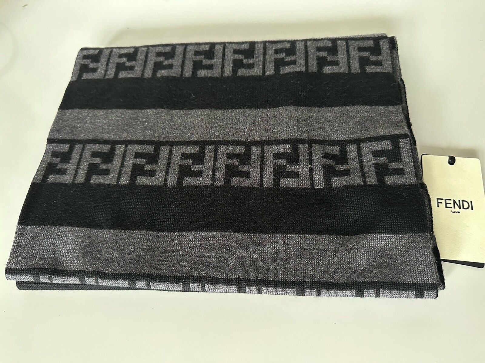 NWT 470 $ Fendi FF Logo Strickschal aus Wolle in Schwarz/Grau 12 W x 73,5 L FXS124 Italien 