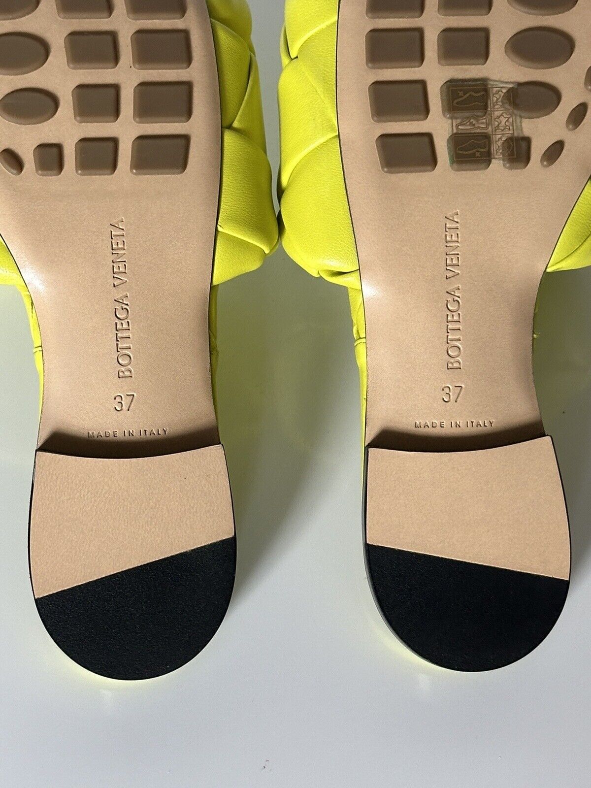 NWT 1350 долларов США Bottega Veneta Желтые лимонные сандалии на плоской подошве 7 США (37 евро) 608853 