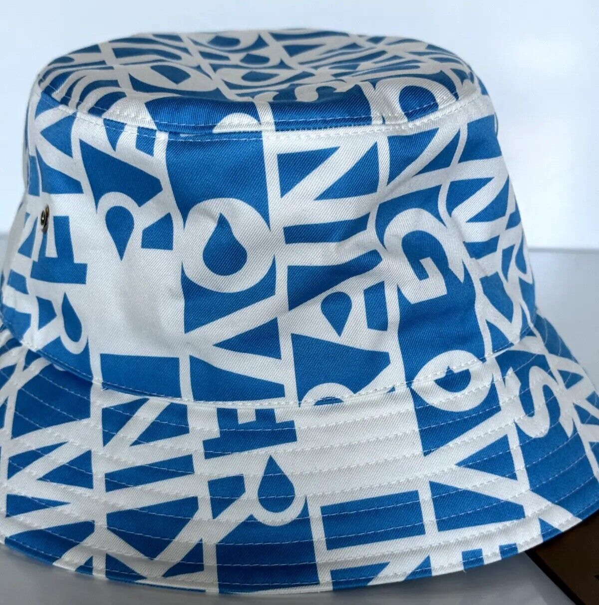 NWT $480 Burberry Raintext Bucket Hat White/Blue L (59 cm) 8055938 Italy