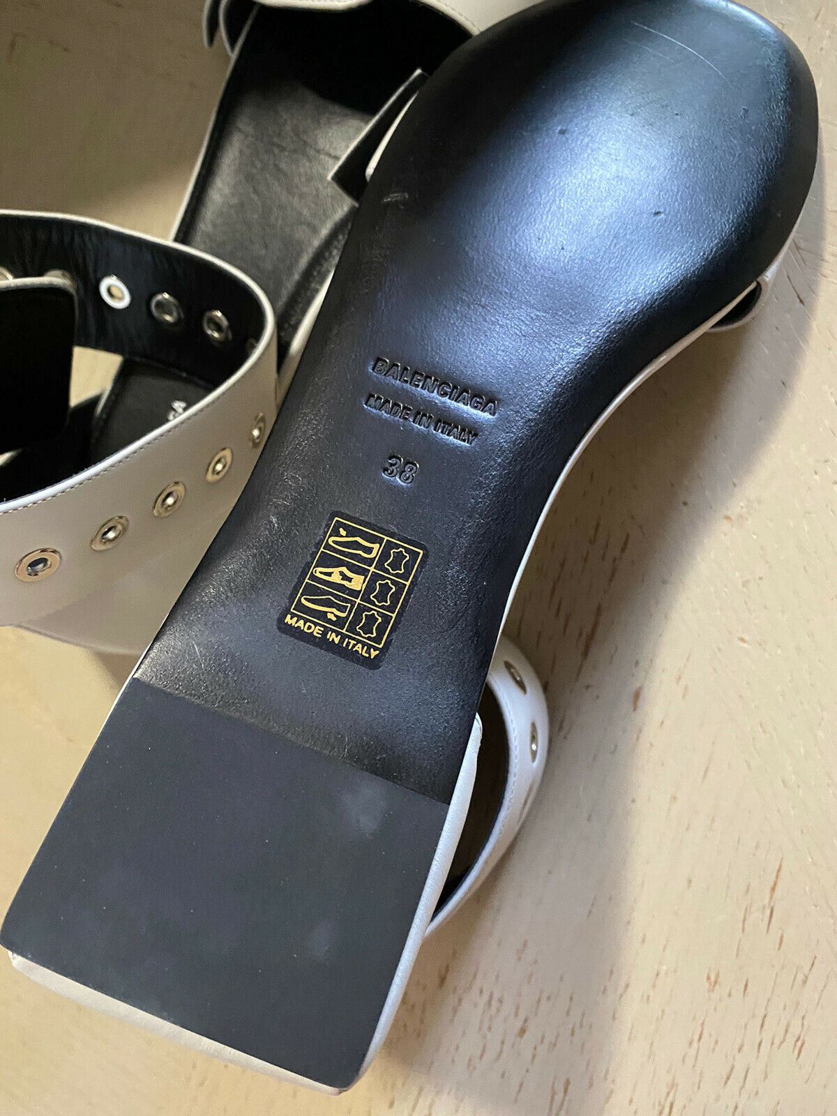 NIB $950 Balenciaga Женские сандалии на плоской подошве с ремнем, белые 8 США (38 ЕС) Италия