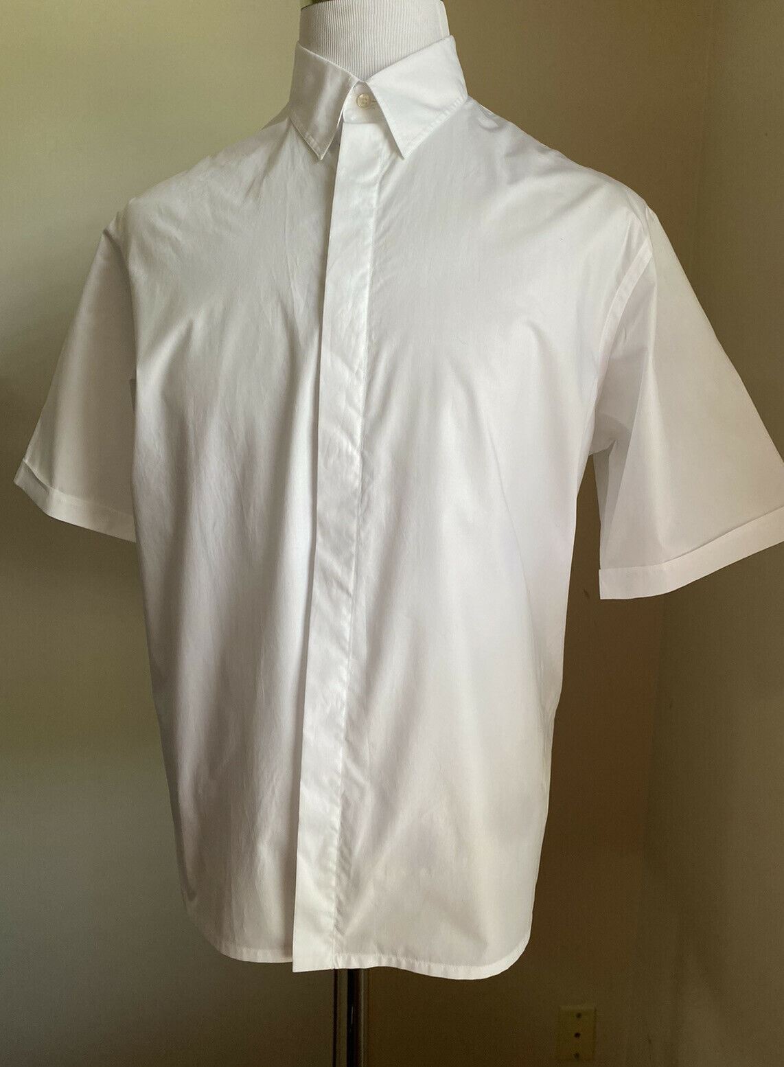 Новая мужская однотонная рубашка с острым воротником на потайных пуговицах Fendi за 550 долларов, белая, XL (42 евро)