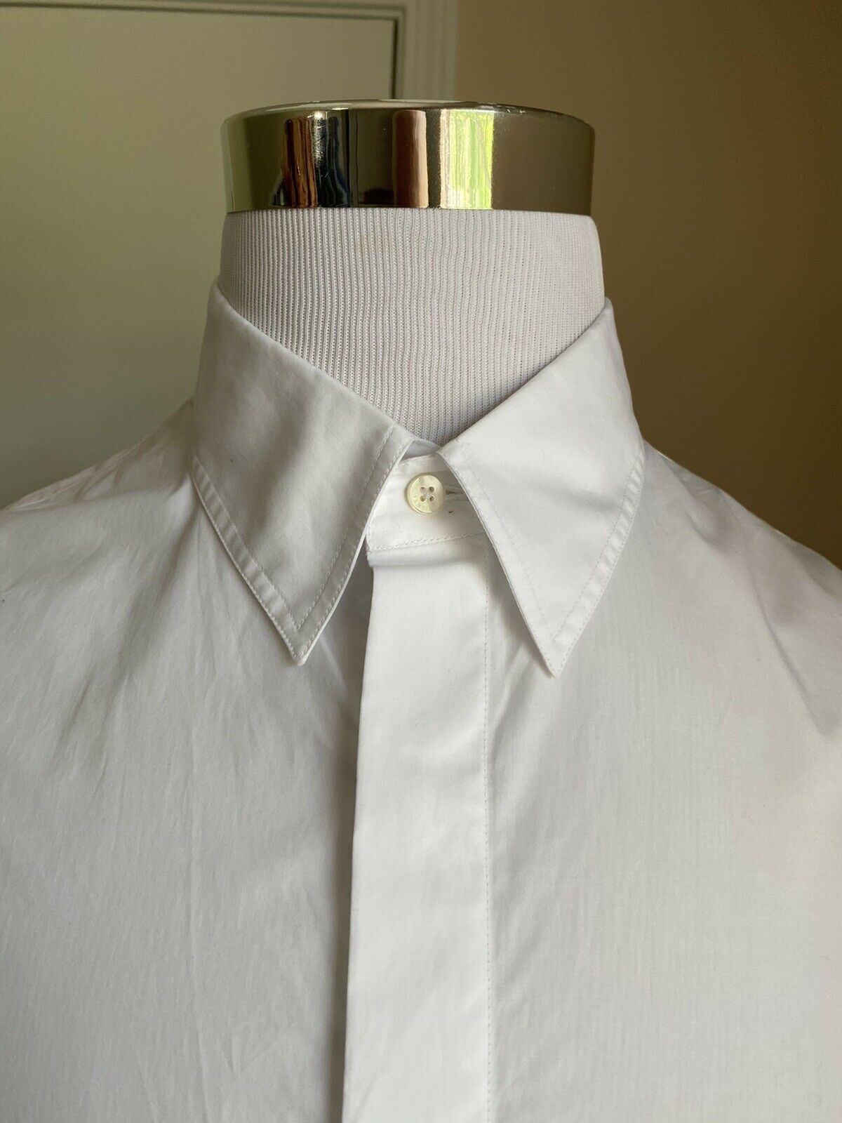 Новая мужская однотонная рубашка с острым воротником на потайных пуговицах Fendi за 550 долларов, белая, XL (42 евро)