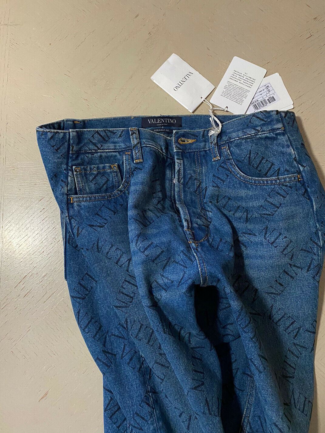 Neu mit Etikett: 995 $ Valentino Herren Straight-Flat Logo Cuffed Jeans Hose Blau 34 US (50 Eu)