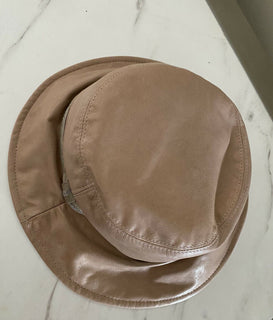 Neu mit Etikett: Brunello Cucinelli Mädchen-Eimerhut aus Leder, braun, Größe 6