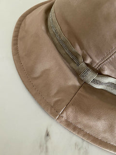 Neu mit Etikett: Brunello Cucinelli Mädchen-Eimerhut aus Leder, braun, Größe 6