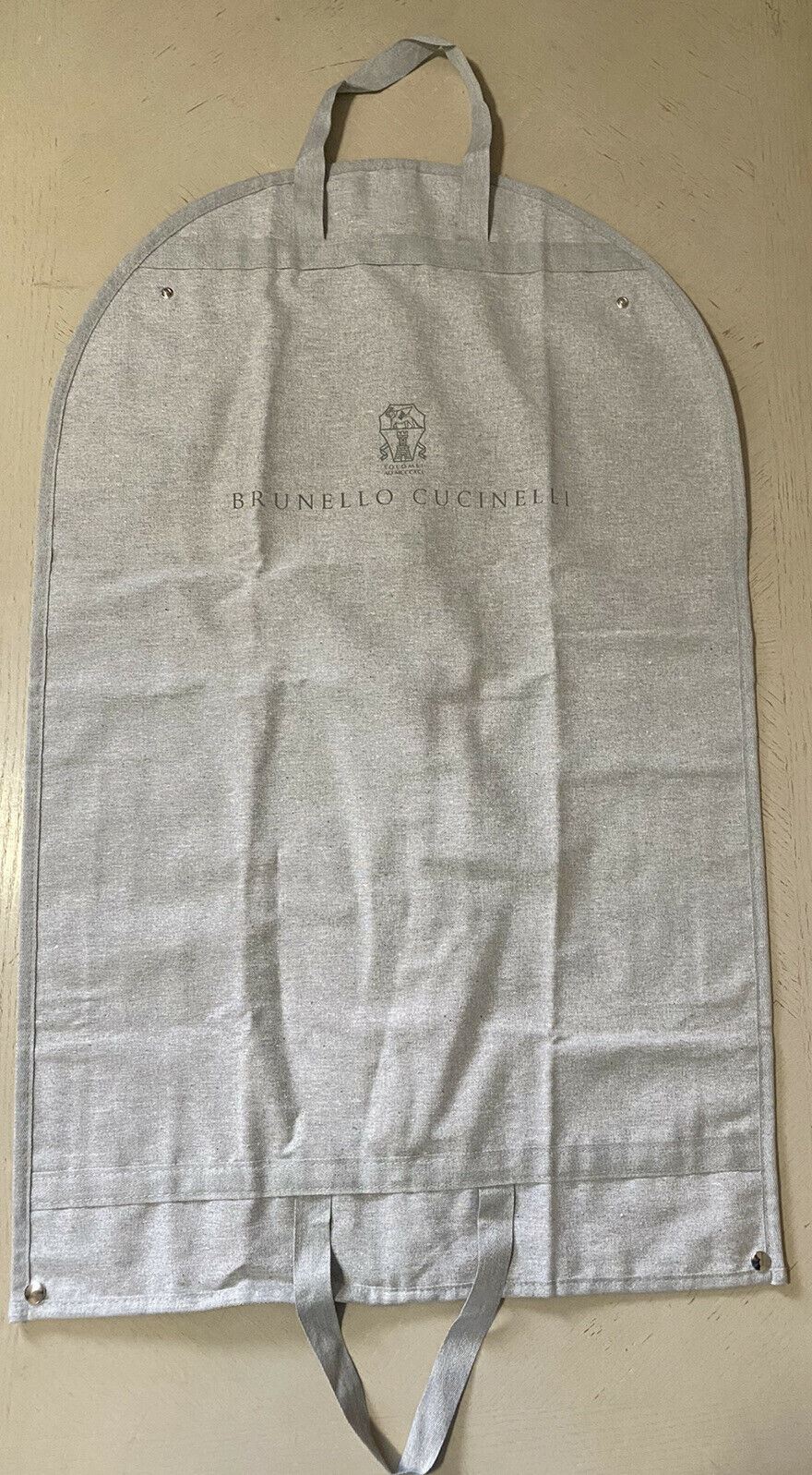 Brandneue Brunello Cucinelli Kleidertasche (Anzug) Grau