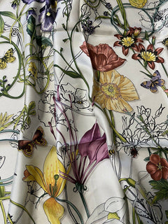 New $495 Gucci Women Flora Stage Silk shawl Scarf Black/White Italy
