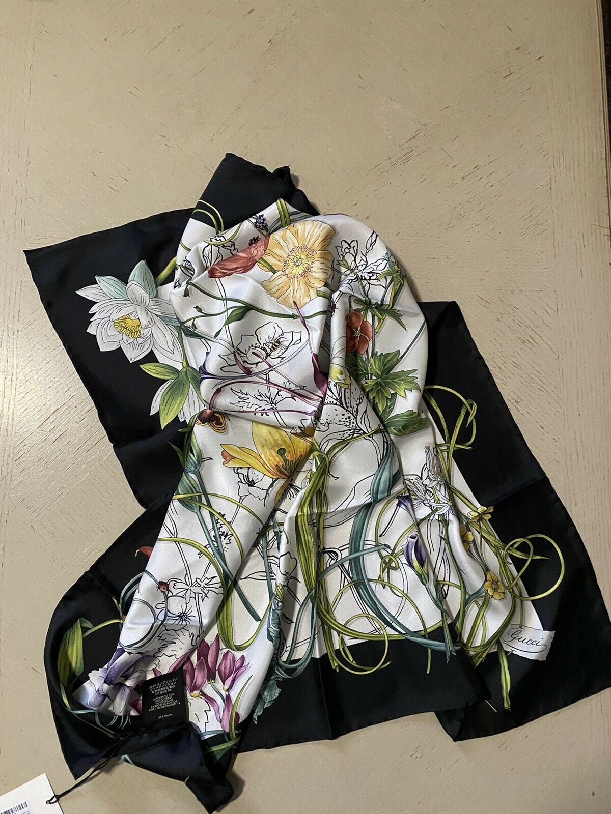 New $495 Gucci Women Flora Stage Silk shawl Scarf Black/White Italy