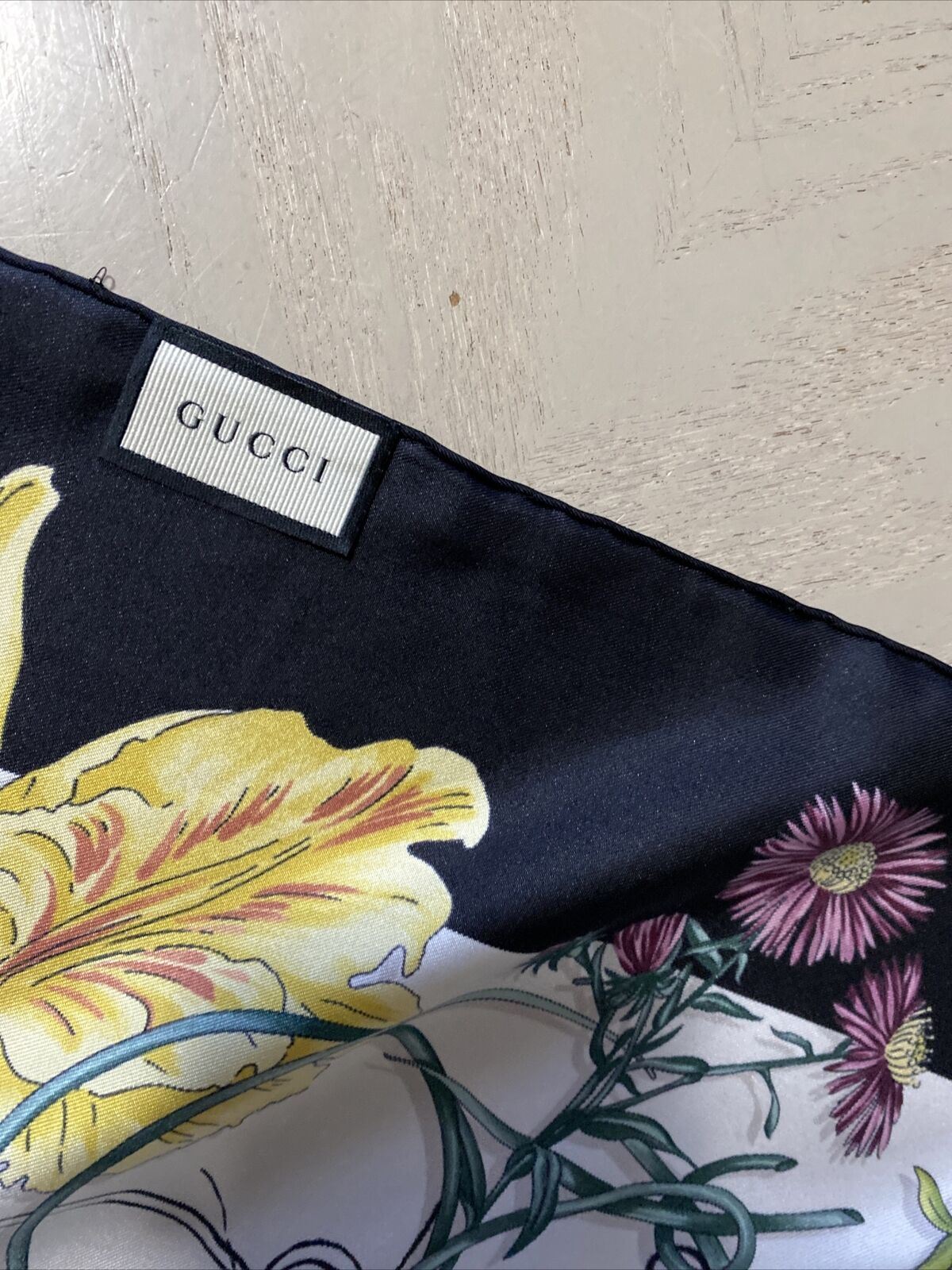 New $495 Gucci Women Flora Stage Silk shawl Scarf Black/White Italy