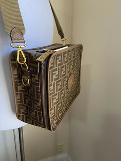 Neu $2350 Fendi Herren Kleine FF Monogramm Reiseetui Umhängetasche Braun 7VV137