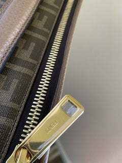 Neu $2350 Fendi Herren Kleine FF Monogramm Reiseetui Umhängetasche Braun 7VV137