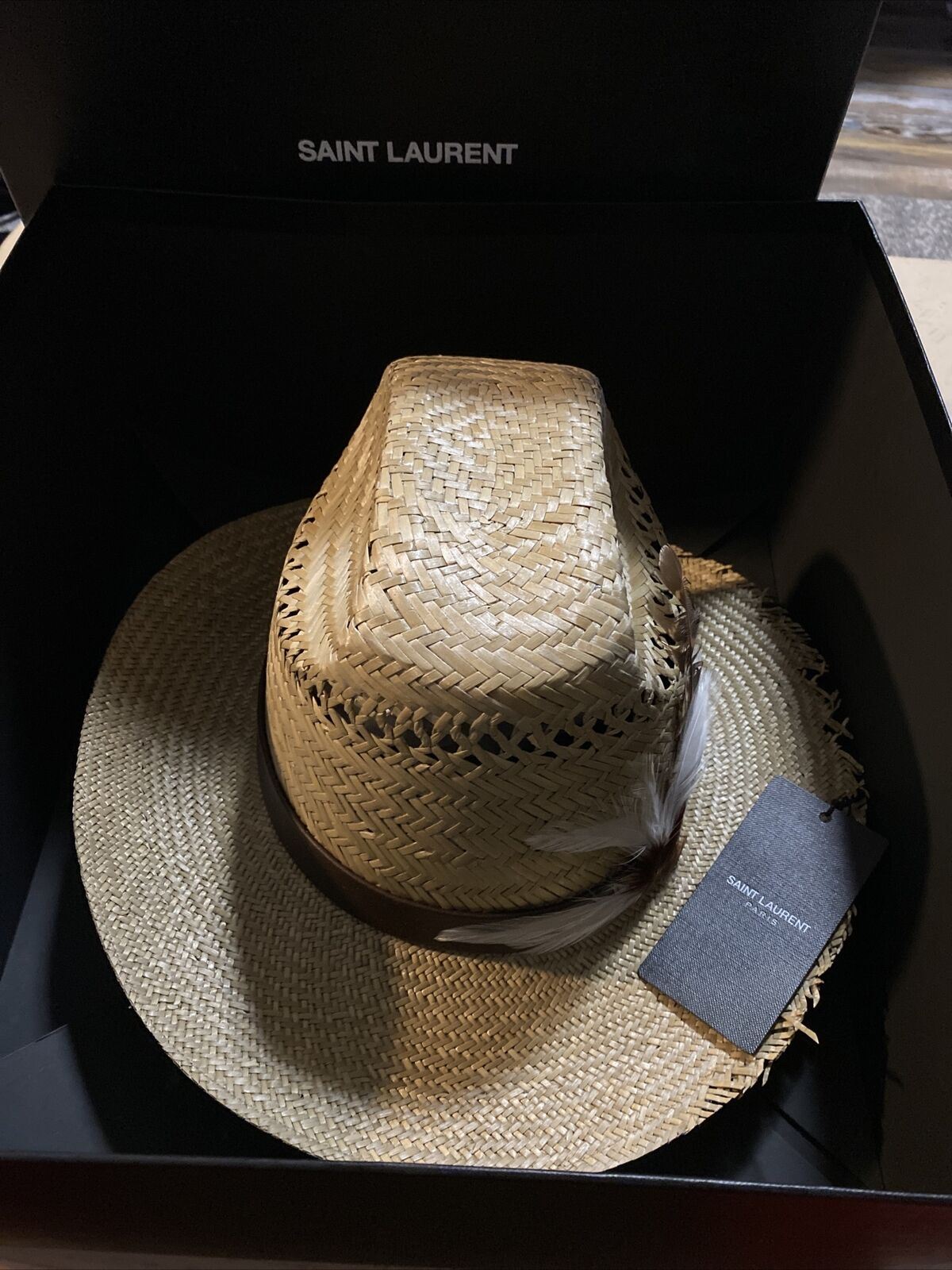 Neu mit Etikett: 895 $ Saint Laurent Stroh-Cowboyhut mit Leder und Federn Braun XL