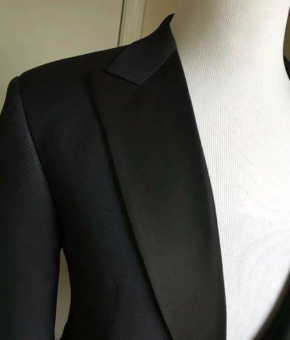 Новый мужской смокинг от Giorgio Armani за 2995 долларов США 44R US/54R EU Италия