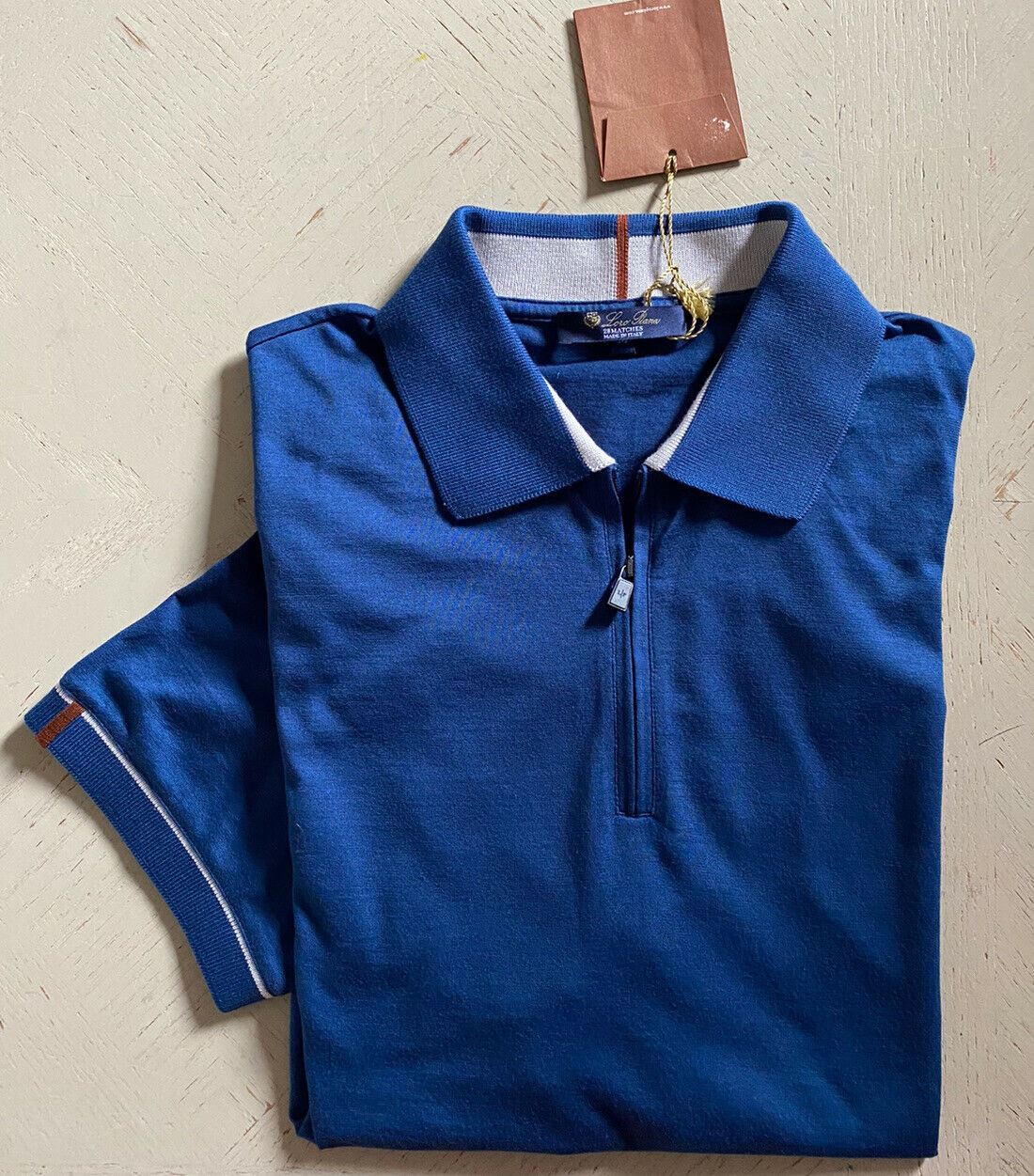 Neu mit Etikett: 735 $ Loro Piana Baumwoll-/Polyester-Poloshirt mit Ärmeln, Blau, Größe M