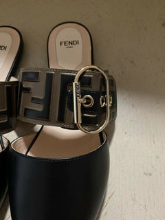 NIB $ 750 Fendi Damen Leder flache Mules Sandalenschuhe Schwarz 7 US/37 US Italien