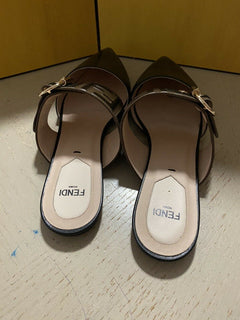 NIB $ 750 Fendi Damen Leder flache Mules Sandalenschuhe Schwarz 7 US/37 US Italien