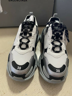 NIB $995 Balenciaga Damen Triple S Sneakers Schuhe Schwarz/Grau 8 US/38 Eu
